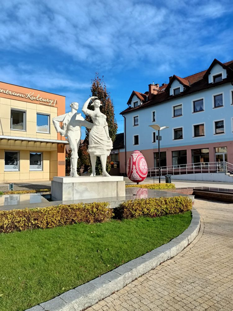Pomnik dwóch postaci - Karolinki i Karlika, symboli śląskiej pieśni ludowej.