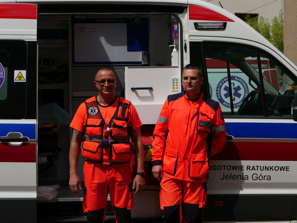 Dwaj stojący ratownicy medyczni.