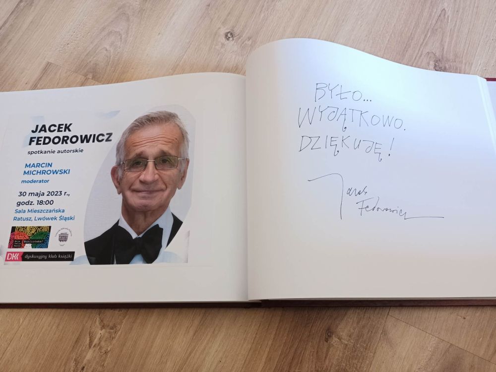 Otwarta księga. Z prawej strony wklejony plakat z portretem mężczyzny i napisem „Jacek Fedorowicz”. Po prawej stronie wpis „Było… wyjątkowo. Dziękuję! Jacek Fedorowicz”.
